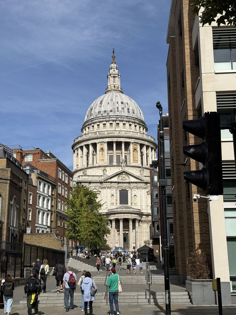 La cupola di St Paul's Cathedral, vista dalla scalinata davanti.
