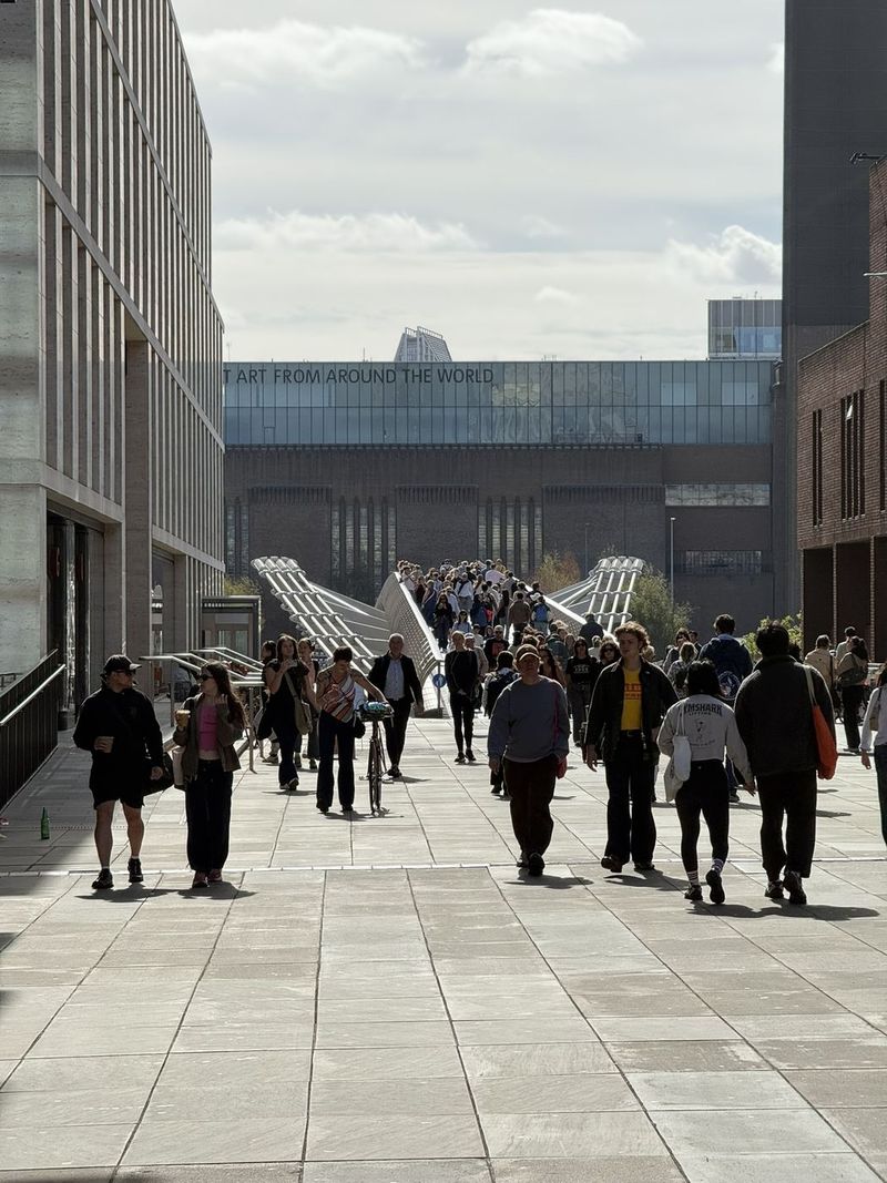 Attraversando il Millennium Bridge, con la Tate Modern già visibile sull'altra sponda.