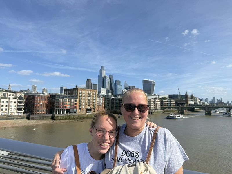 Liek e B'Elana sul ponte, con lo skyline della City alle spalle.
