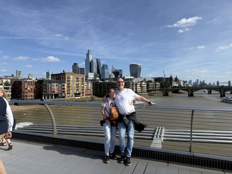 Anche Marc e Liek posano sul ponte, con il Tower Bridge visibile in lontananza.