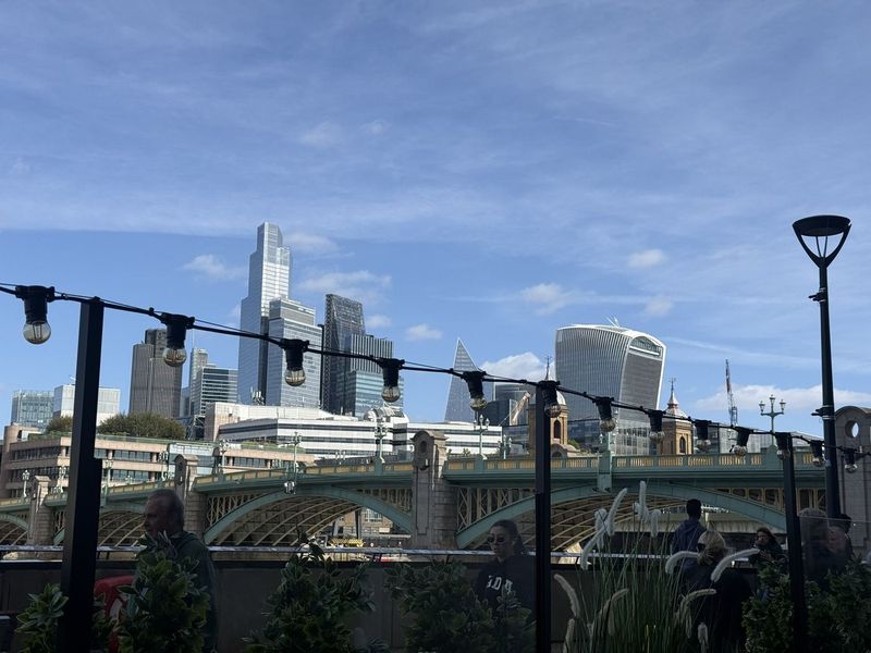 La splendida vista dalla terrazza di Pizza Express, con la City sull'altra sponda del fiume.