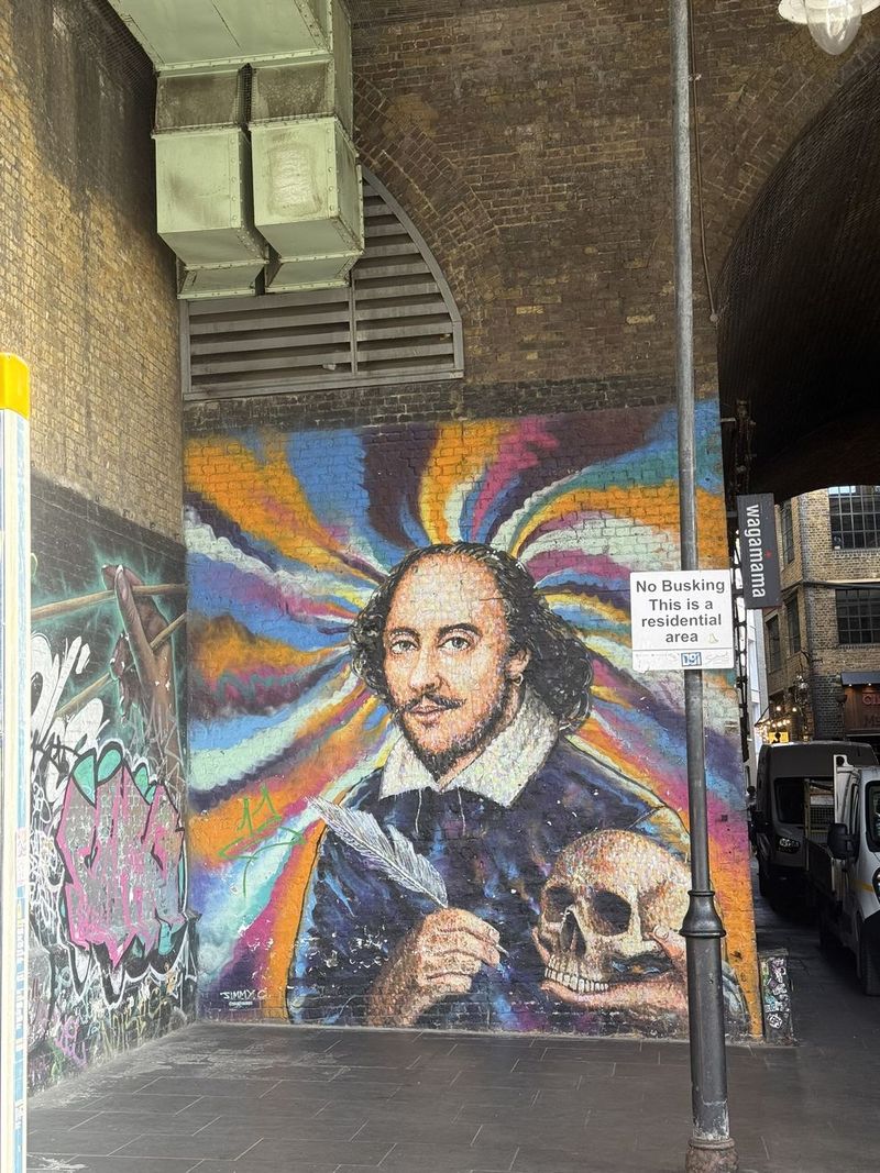 Un colorato murale di Shakespeare sotto gli archi della ferrovia, sulla strada per Borough.