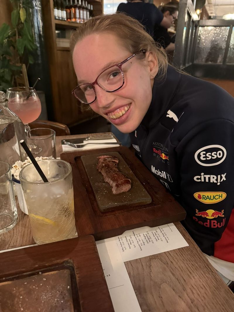 B'Elana con il piatto principale: una bistecca da Flat Iron. Gnam!