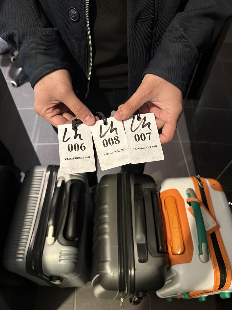 Da LuggageHero lasciamo le valigie: tre etichette, tre borse in meno da trascinarsi dietro. Il sole promette già 23 gradi oggi.