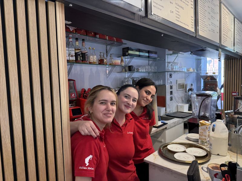 Arrivati da La Masseria, con una bella foto dell'equipaggio. Oggi una colazione extra abbondante, con coccole per tutti.