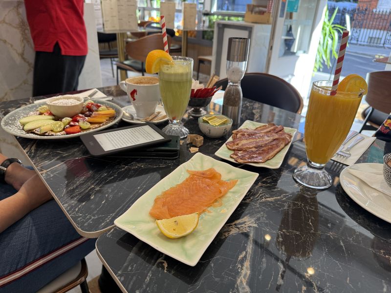 Pancake con frutta, smoothie, bacon e salmone: la tavola è piena. B vuole i fagioli, Liek il bacon con il suo pancake alla frutta.