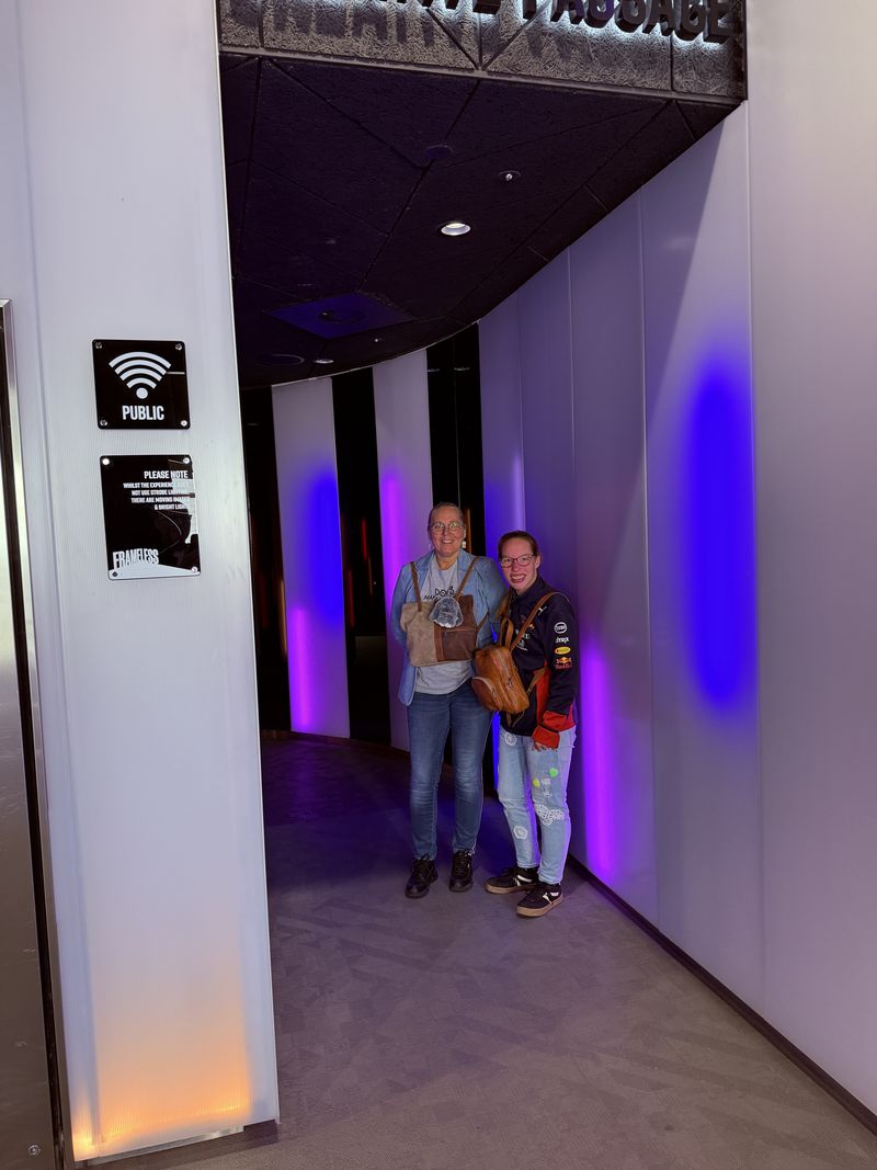 All'ingresso di Frameless, pronti per l'arte immersiva che ci aspetta.