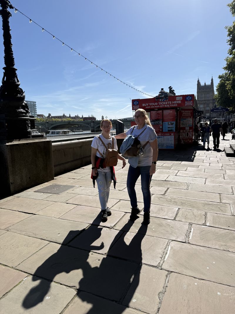 Gli ultimi momenti londinesi al sole, vicino alla nave Tattershall sull'Embankment.