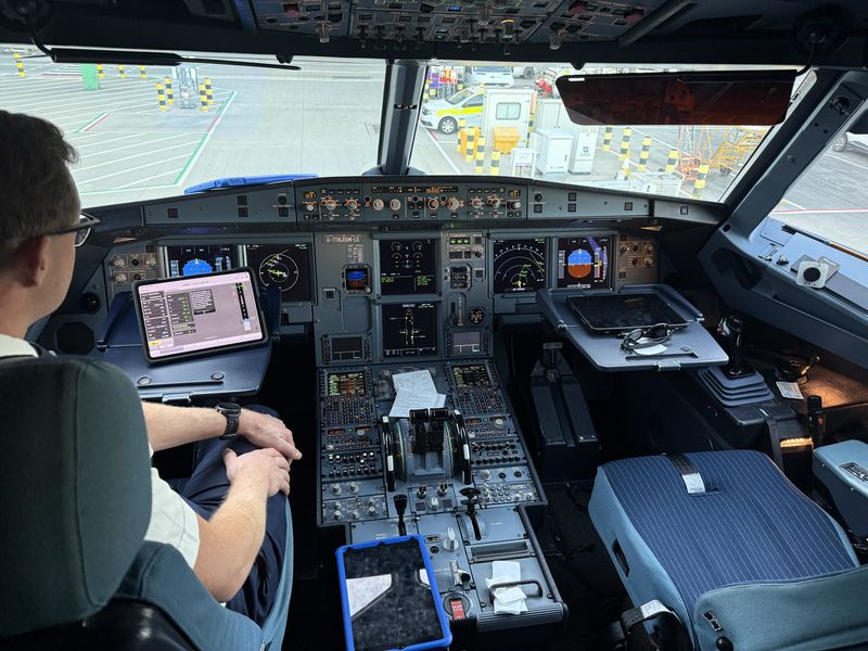 Andando al posto, una sbirciata ai piloti, alle prese con gli ultimi controlli. Per farsi perdonare mi hanno lasciato scattare una foto.