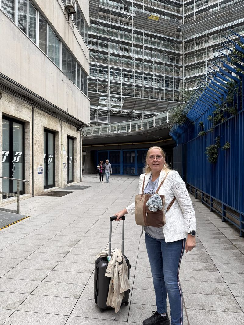 Liek with the suitcase at Garibaldi station, after the shared taxi from the airport.