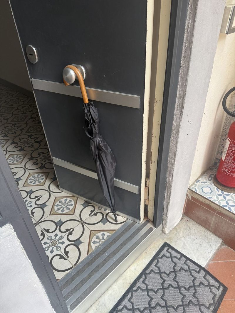 While we were resting on the bed, Bruno hung an umbrella on our door: rain was possible. So thoughtful!