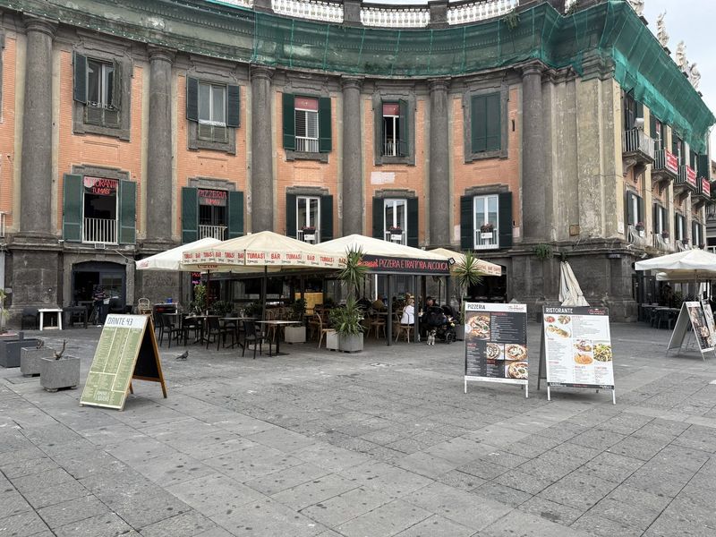 Arriving at Piazza Dante, where we had dinner at Tumasi.