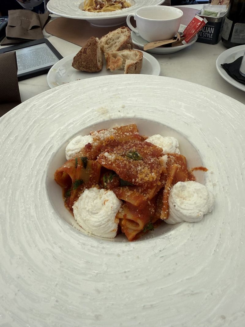 Pasta with ragù and four dollops of ricotta for Marc. Liek went for the Tumasi carbonara again.
