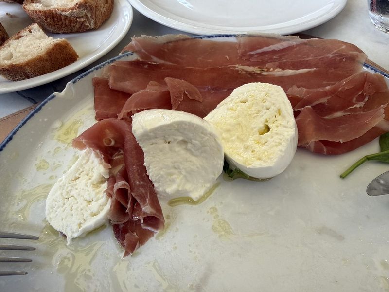 Back to Tumasi in the evening: a delicious Parma ham with mozzarella.
