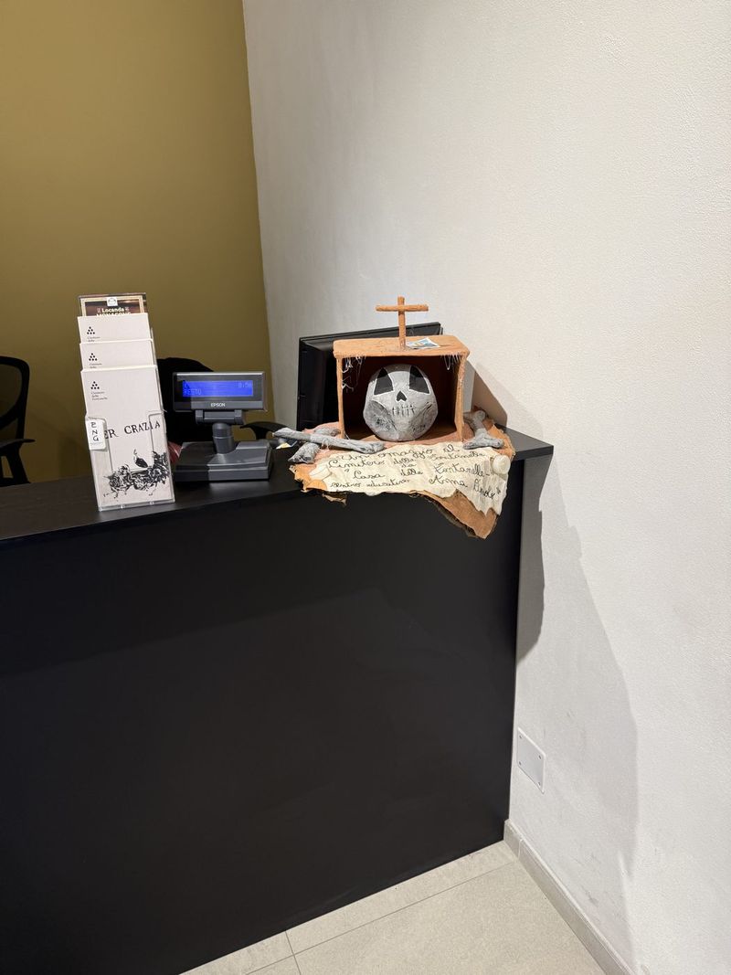 At the ticket desk, with a skull as decoration. Here we heard we had to wait over an hour for a guide.