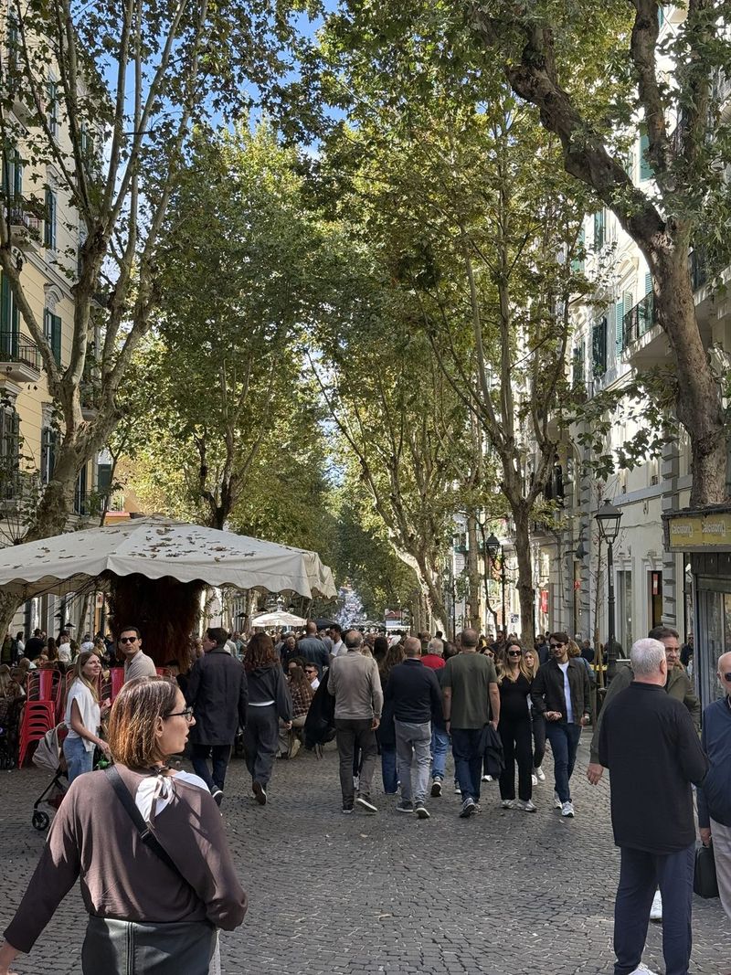 Sunday crowds on Via Scarlatti, under the trees.
