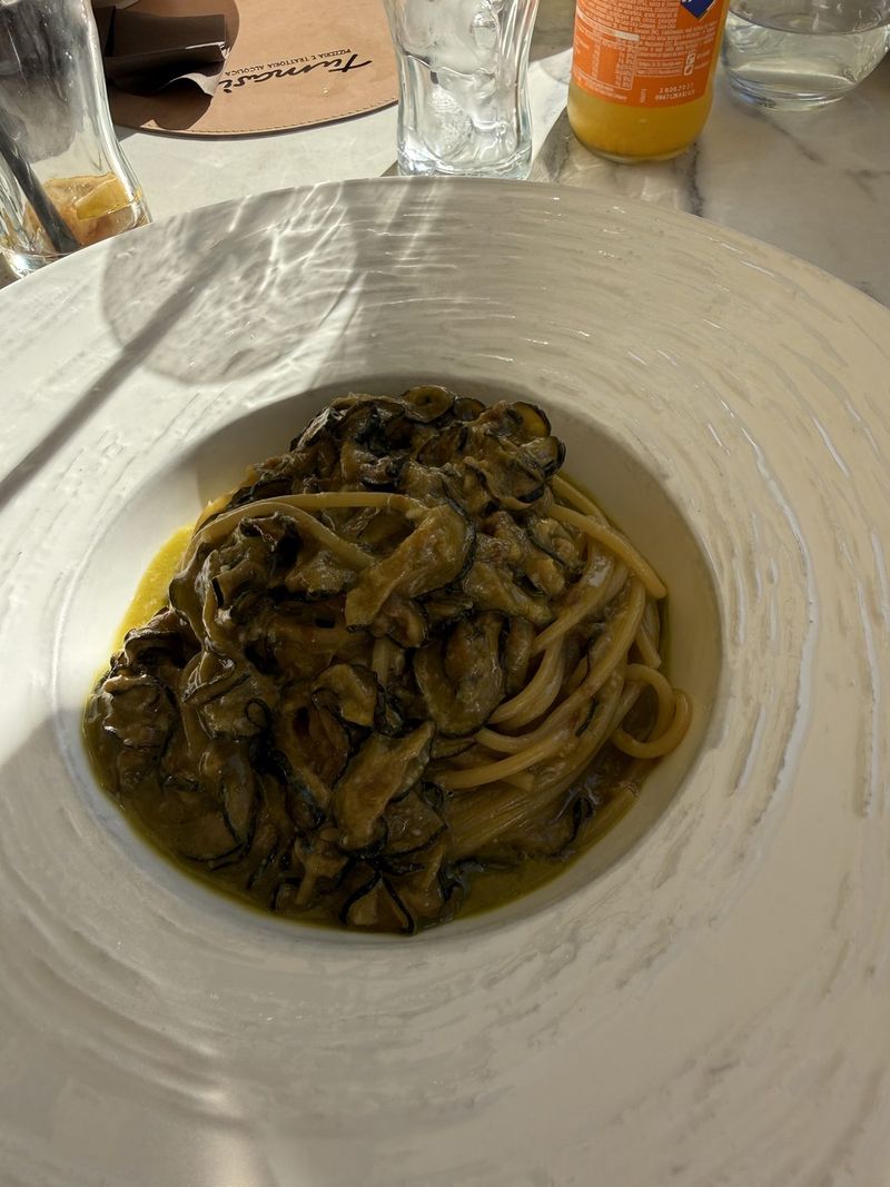Spaghettoni alla Nerano: with fried courgette, pecorino and mint. Liek of course went for the carbonara again.